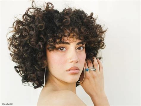 25 Cortes de Cabelo Curto e Encaracolado Mais Sensuais de 2024